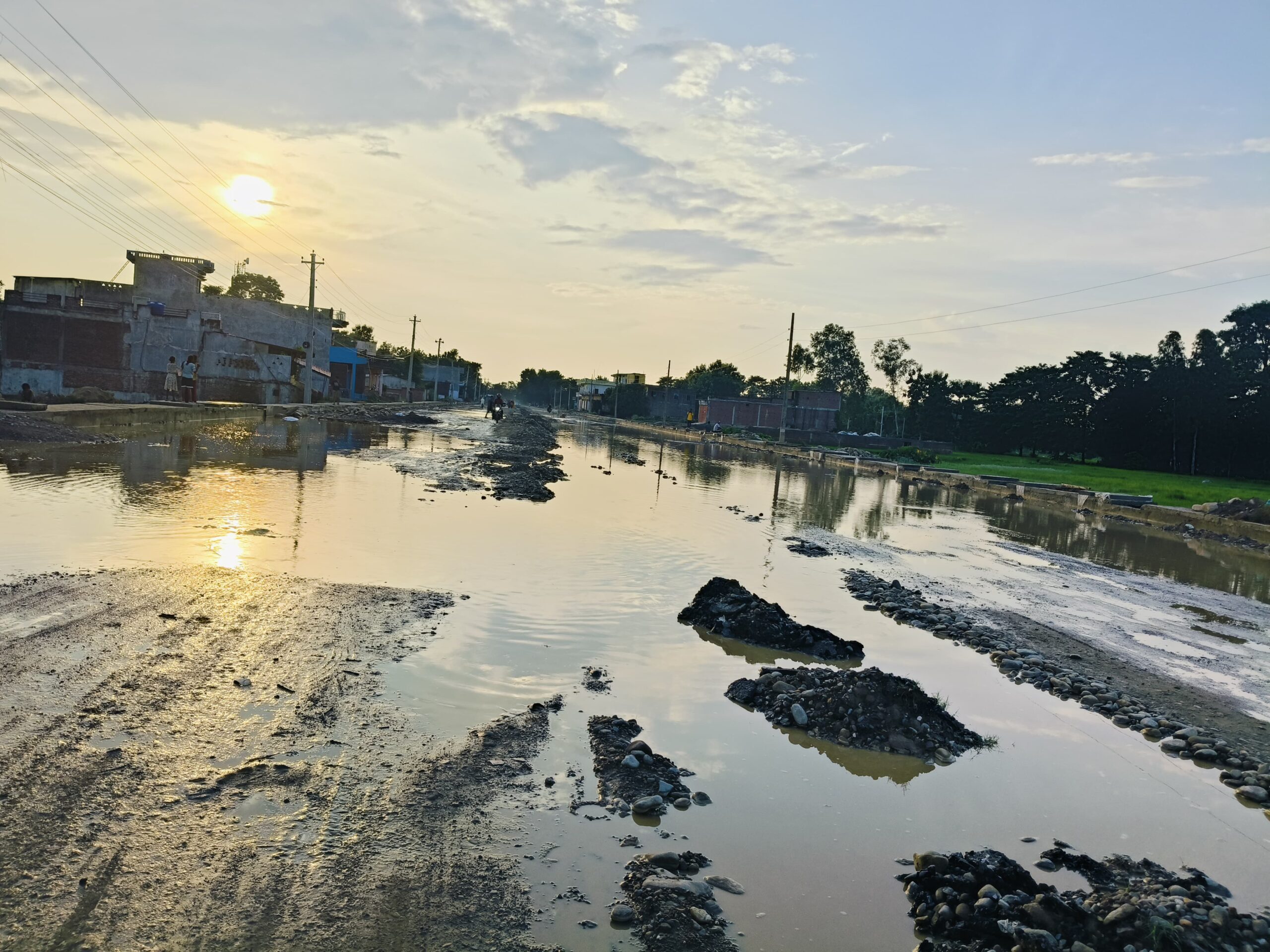 ३ पटक म्याद थप हुँदा पनि बन्न सकेन महेशपुर-परासी सडक; हिलो र धुवाँले जनतालाई सस्ती